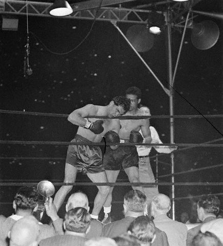 1938: Joe Louis knocks out Nathan Mann in third round to defend his world  heavyweight title